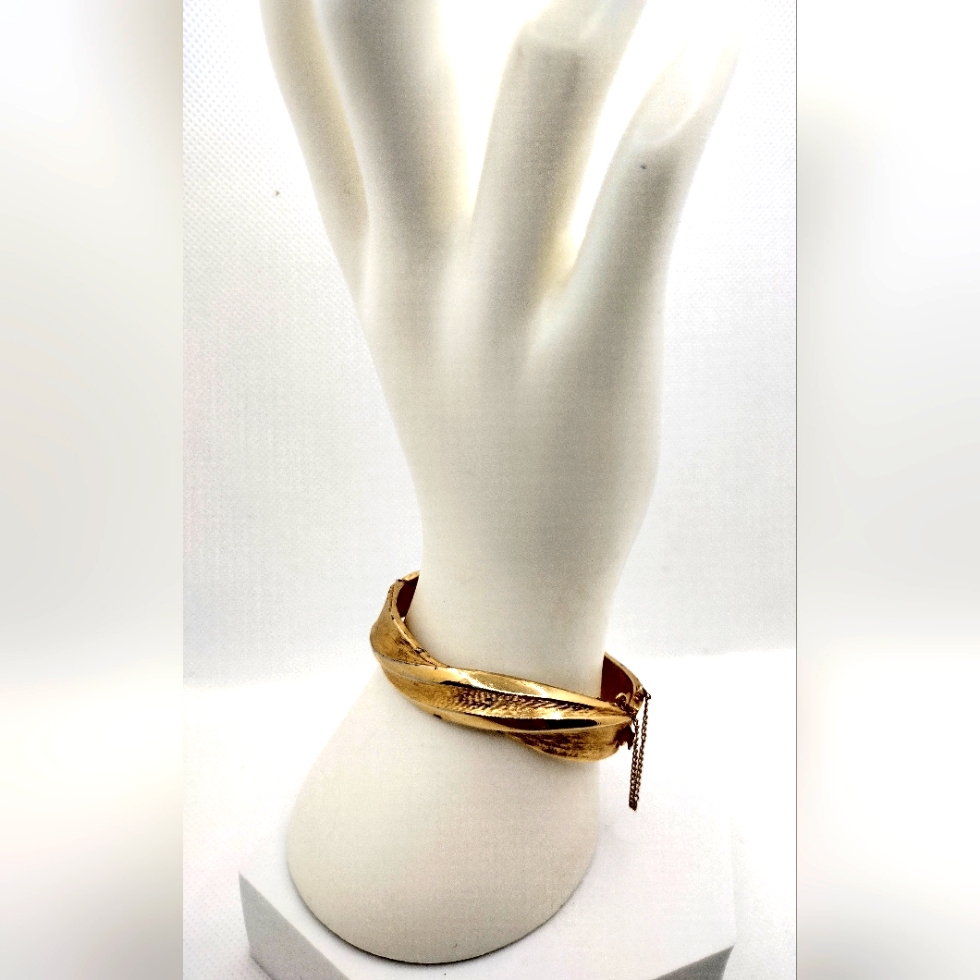 Fashion Gold Toned Kramer Signed Bracelet 10$